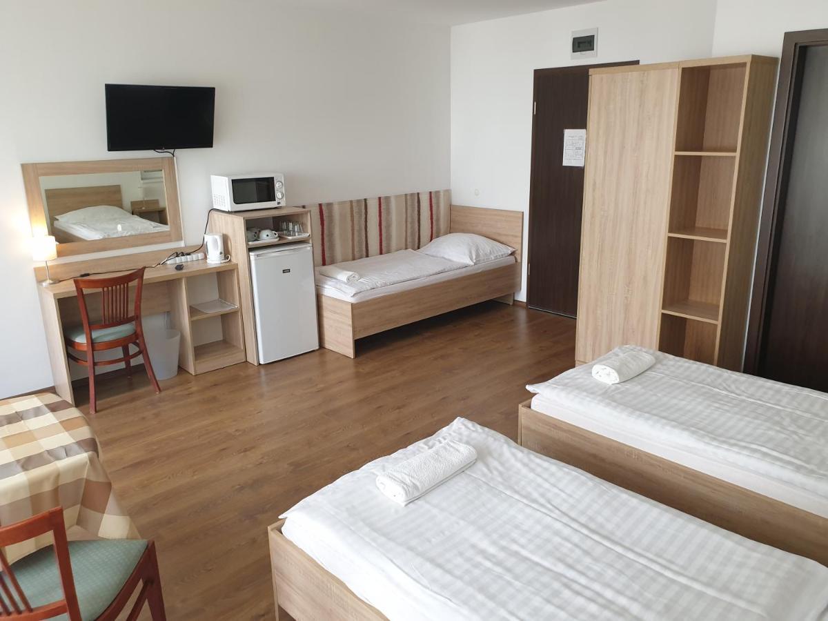 Adam Apartmanhaz Siófok Rum bild