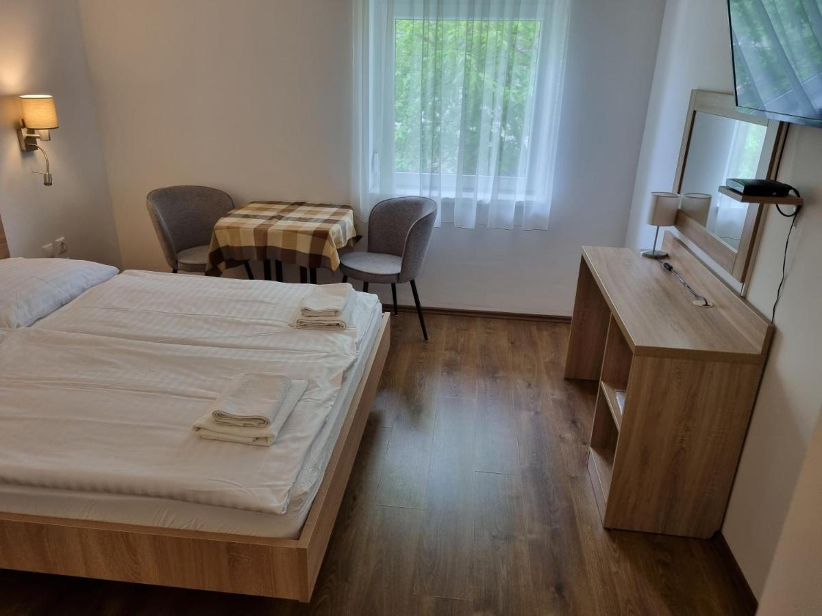 Adam Apartmanhaz Siófok Rum bild