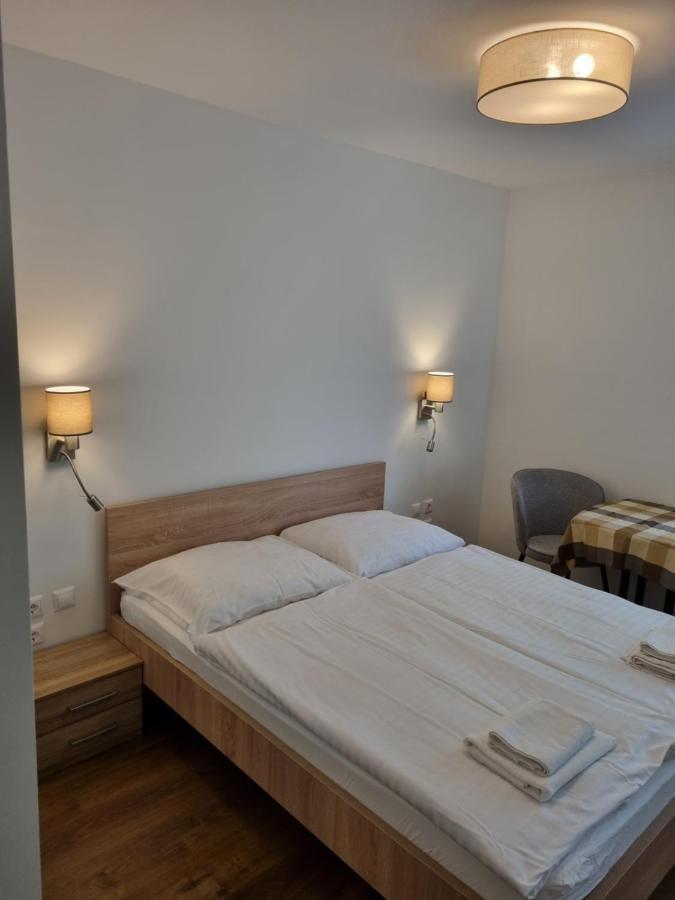 Adam Apartmanhaz Siófok Rum bild