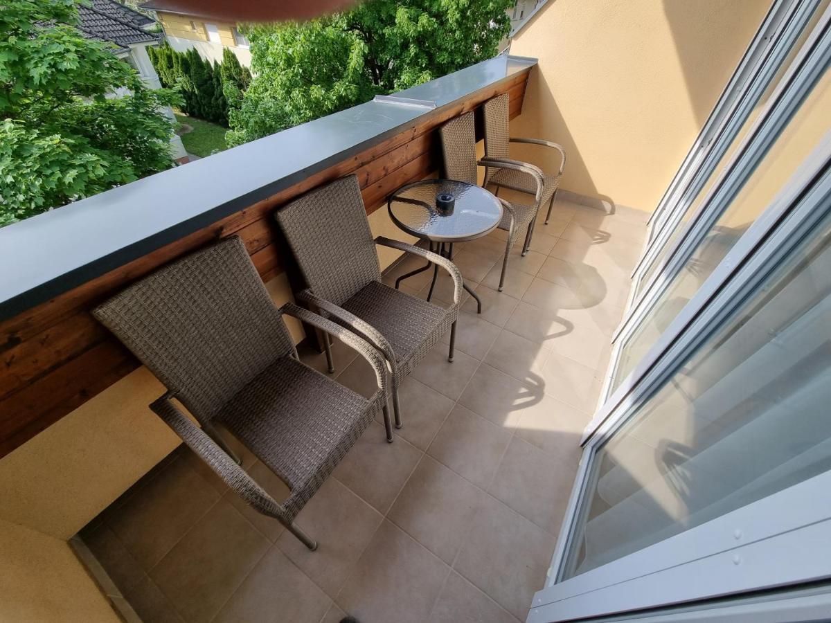 Adam Apartmanhaz Siófok Rum bild