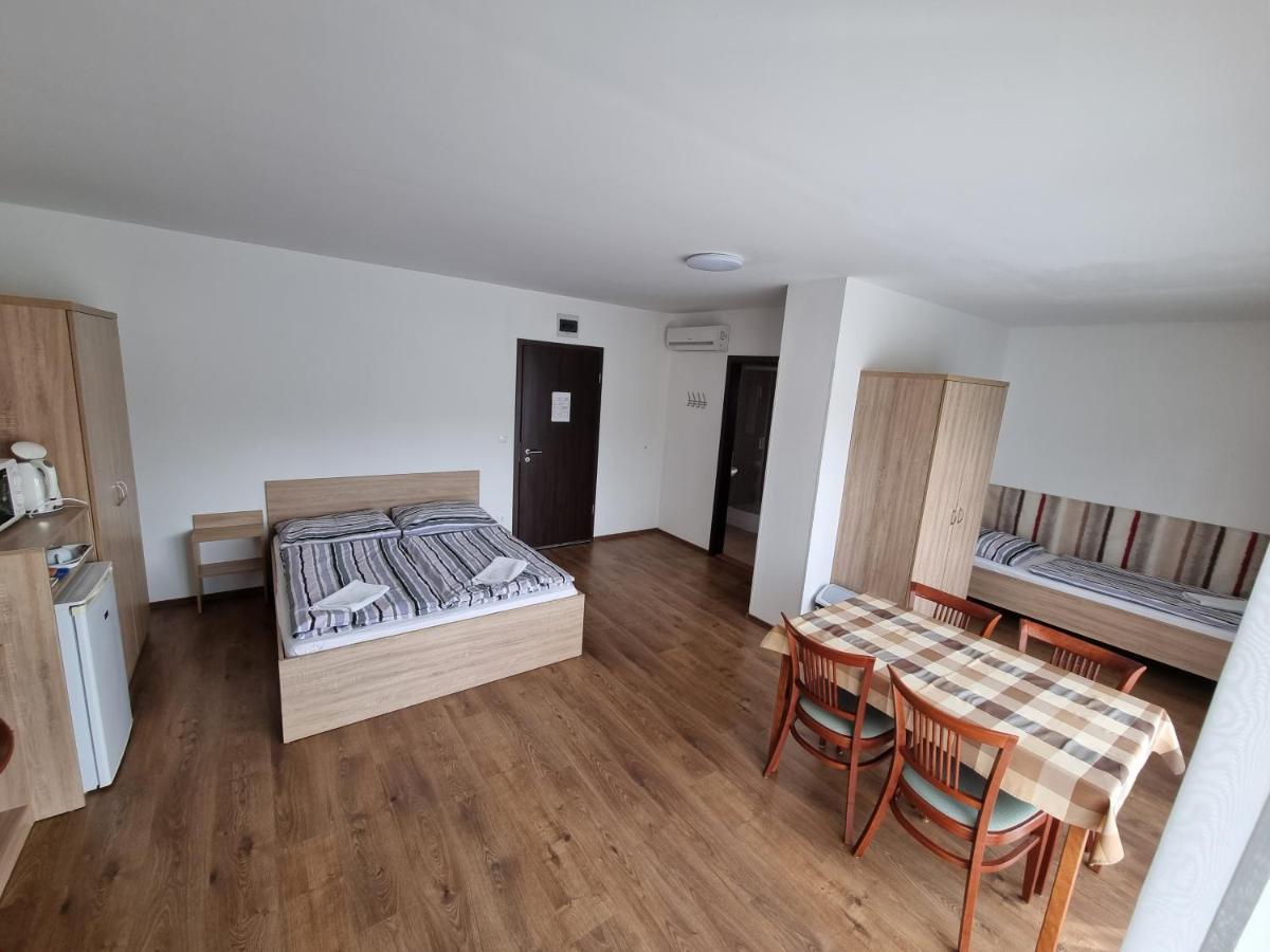 Adam Apartmanhaz Siófok Rum bild