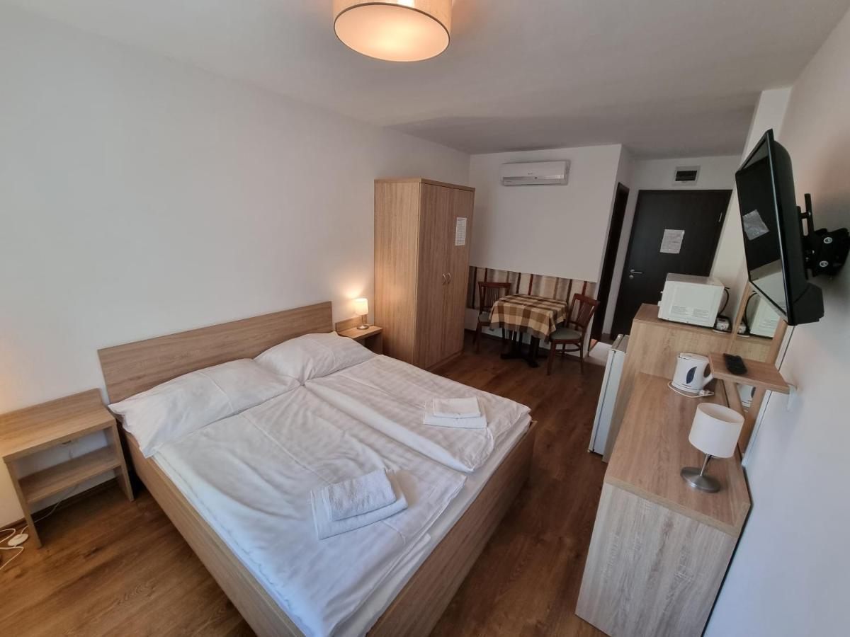 Adam Apartmanhaz Siófok Rum bild