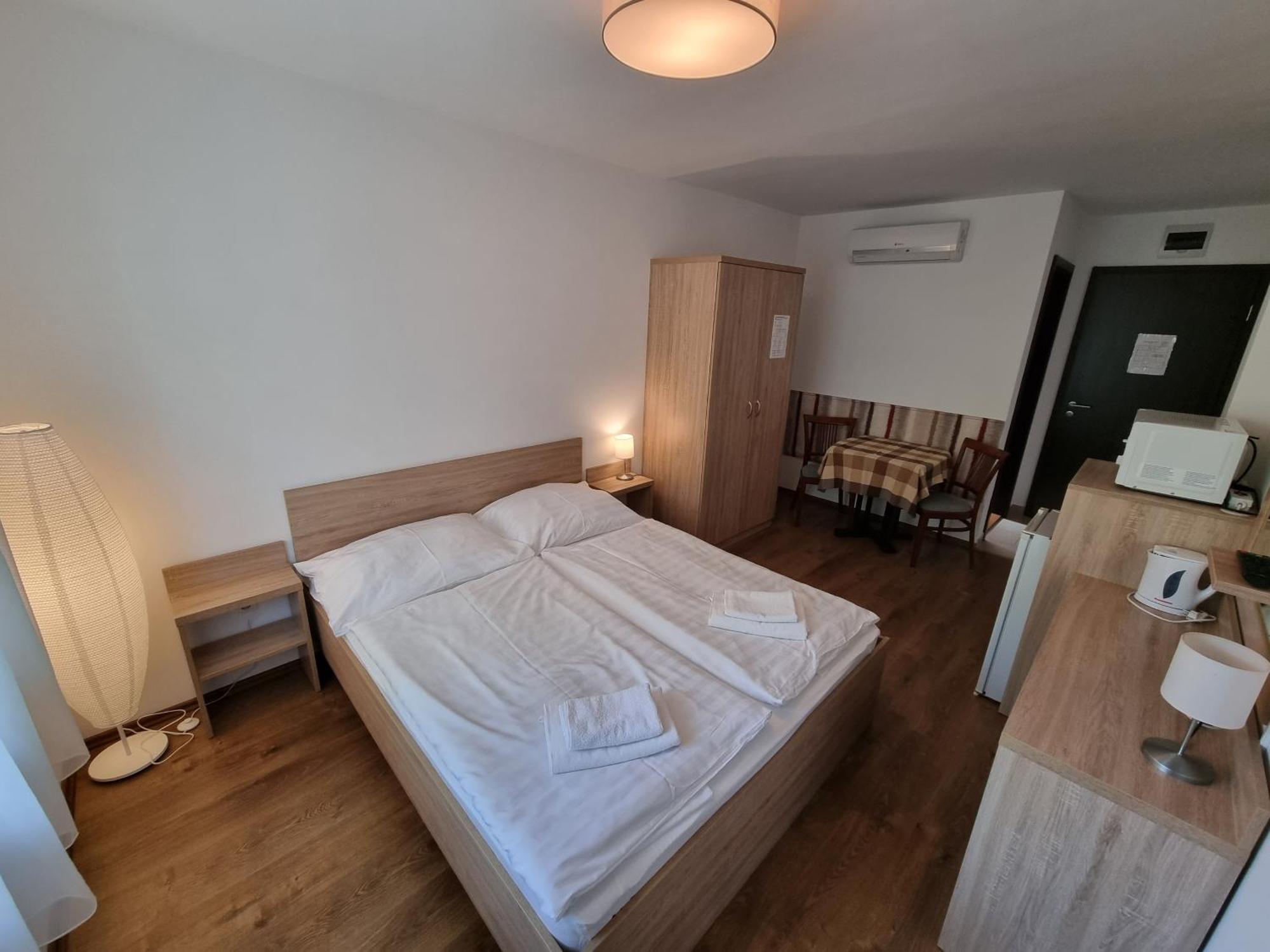 Adam Apartmanhaz Siófok Rum bild