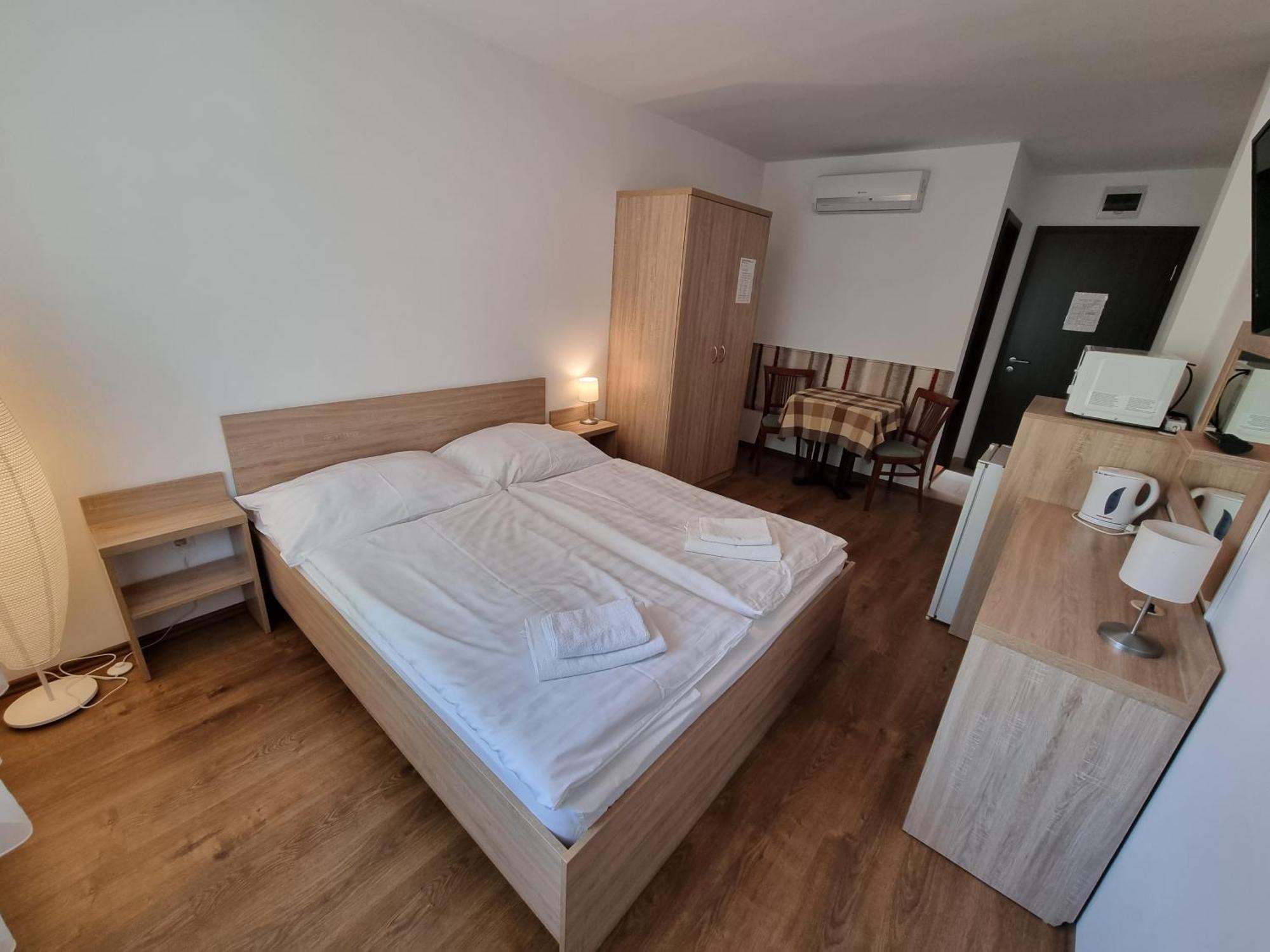 Adam Apartmanhaz Siófok Rum bild