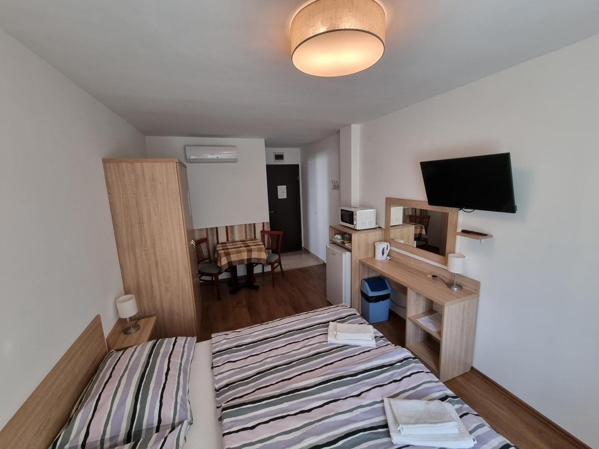 Adam Apartmanhaz Siófok Rum bild