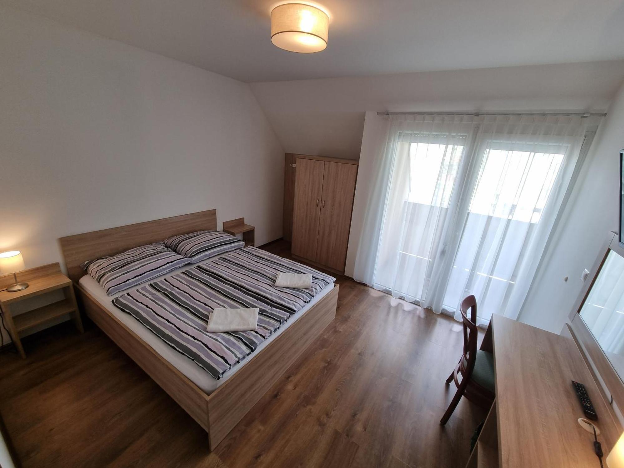 Adam Apartmanhaz Siófok Rum bild