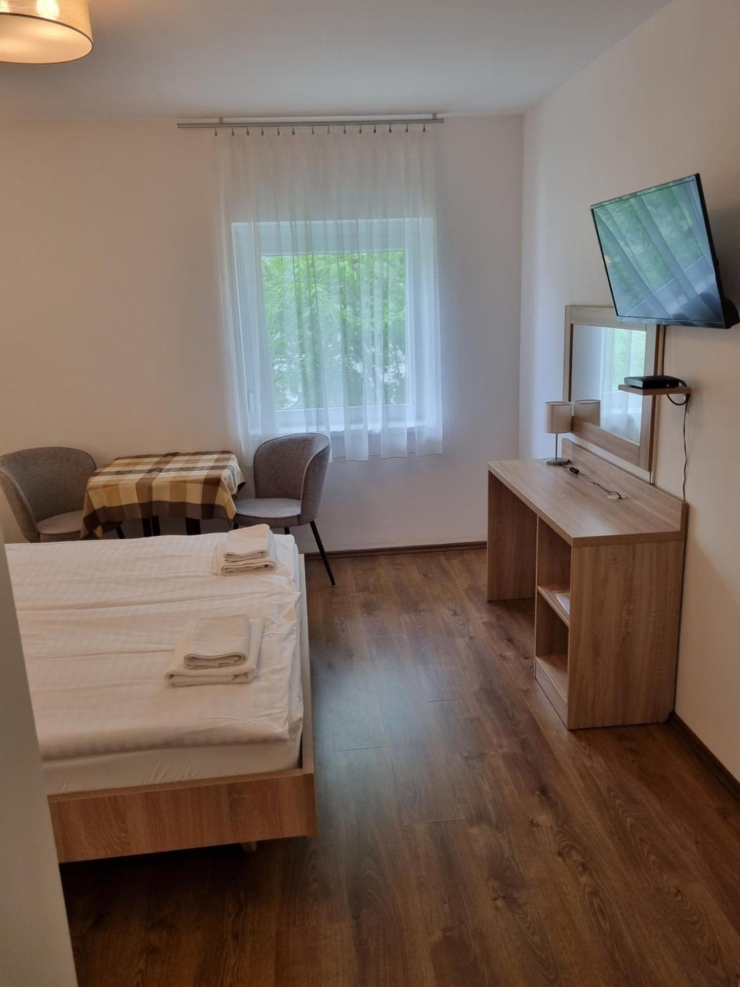 Adam Apartmanhaz Siófok Rum bild