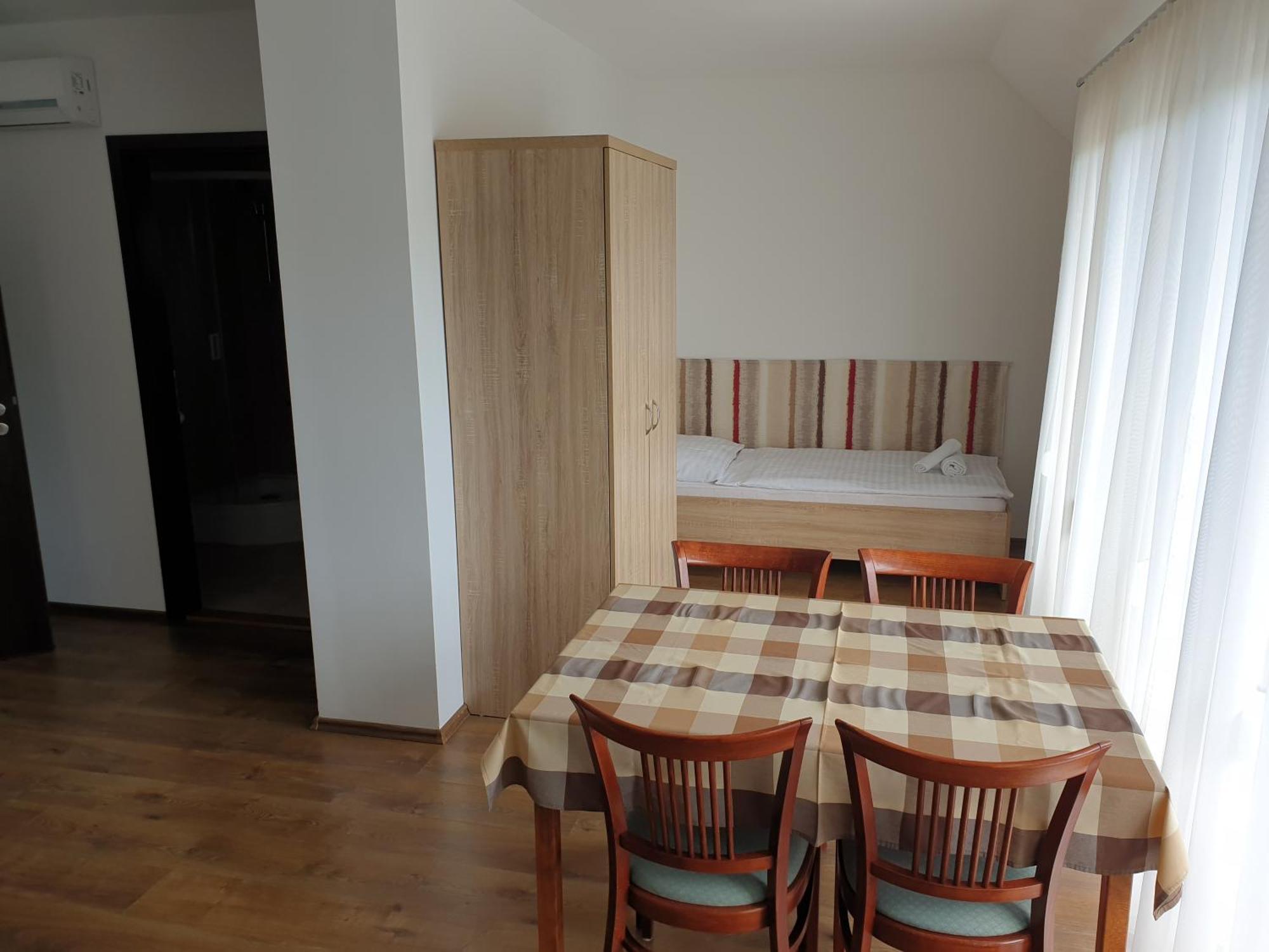 Adam Apartmanhaz Siófok Rum bild