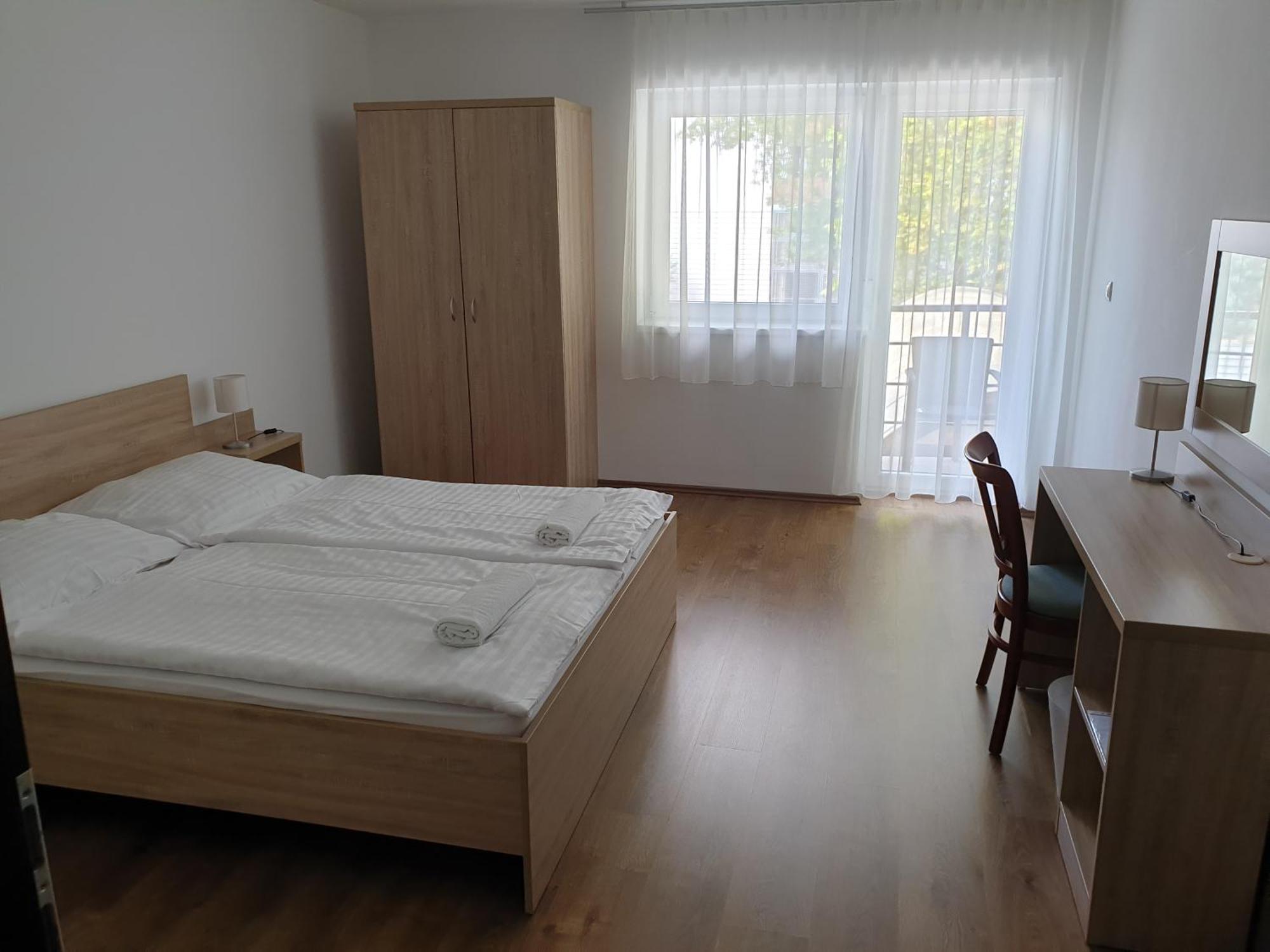 Adam Apartmanhaz Siófok Rum bild