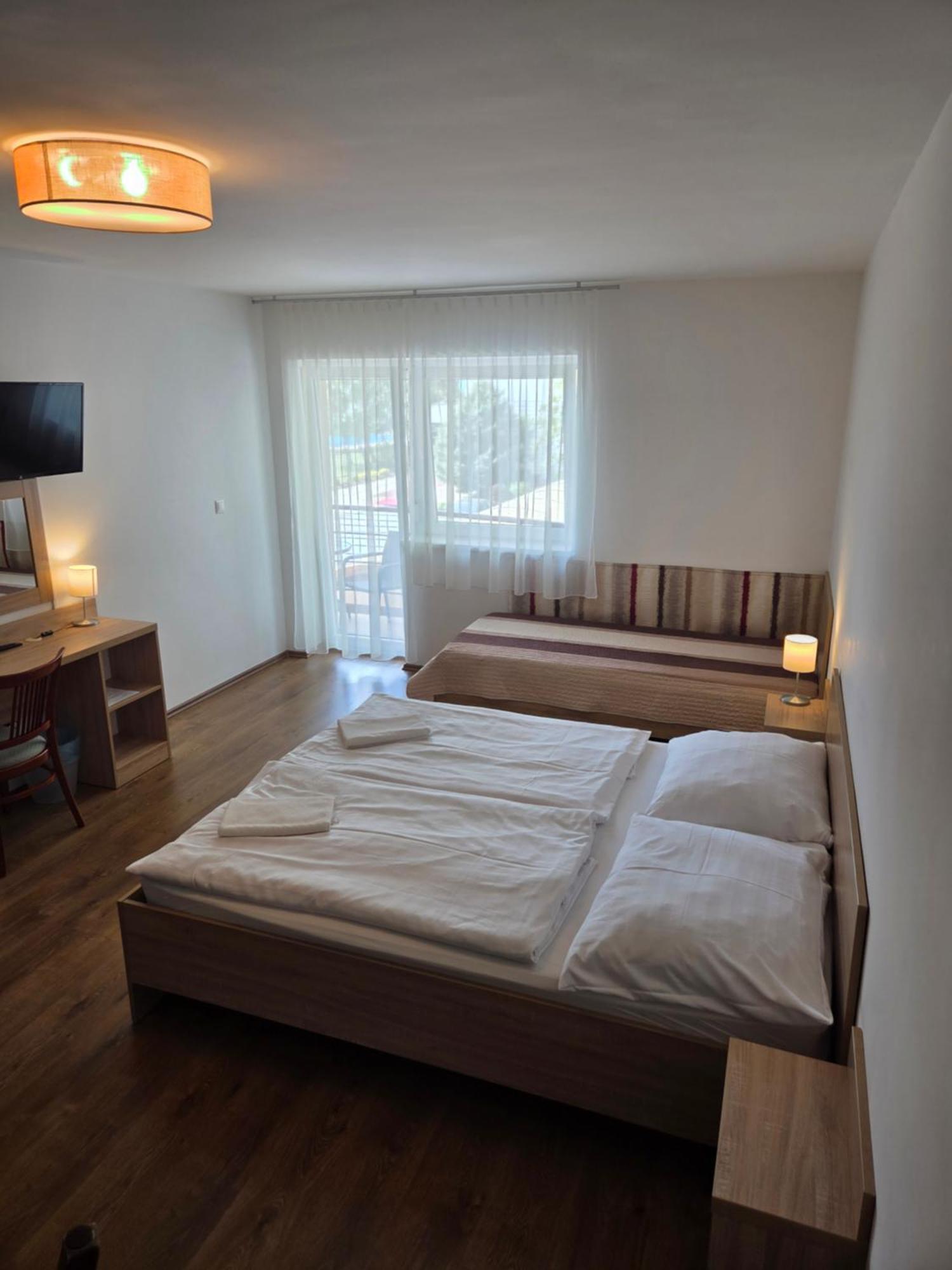 Adam Apartmanhaz Siófok Exteriör bild